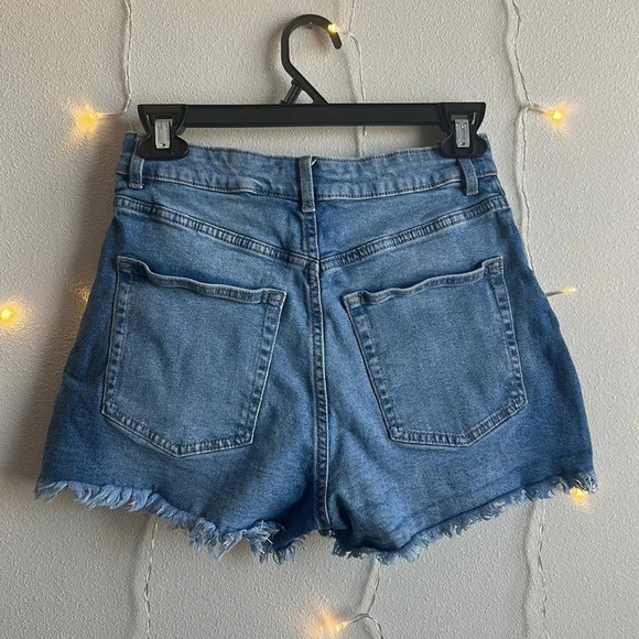 H&M High Waisted Jean Shorts ๐โโโโโโโ - Picture 2 of 3